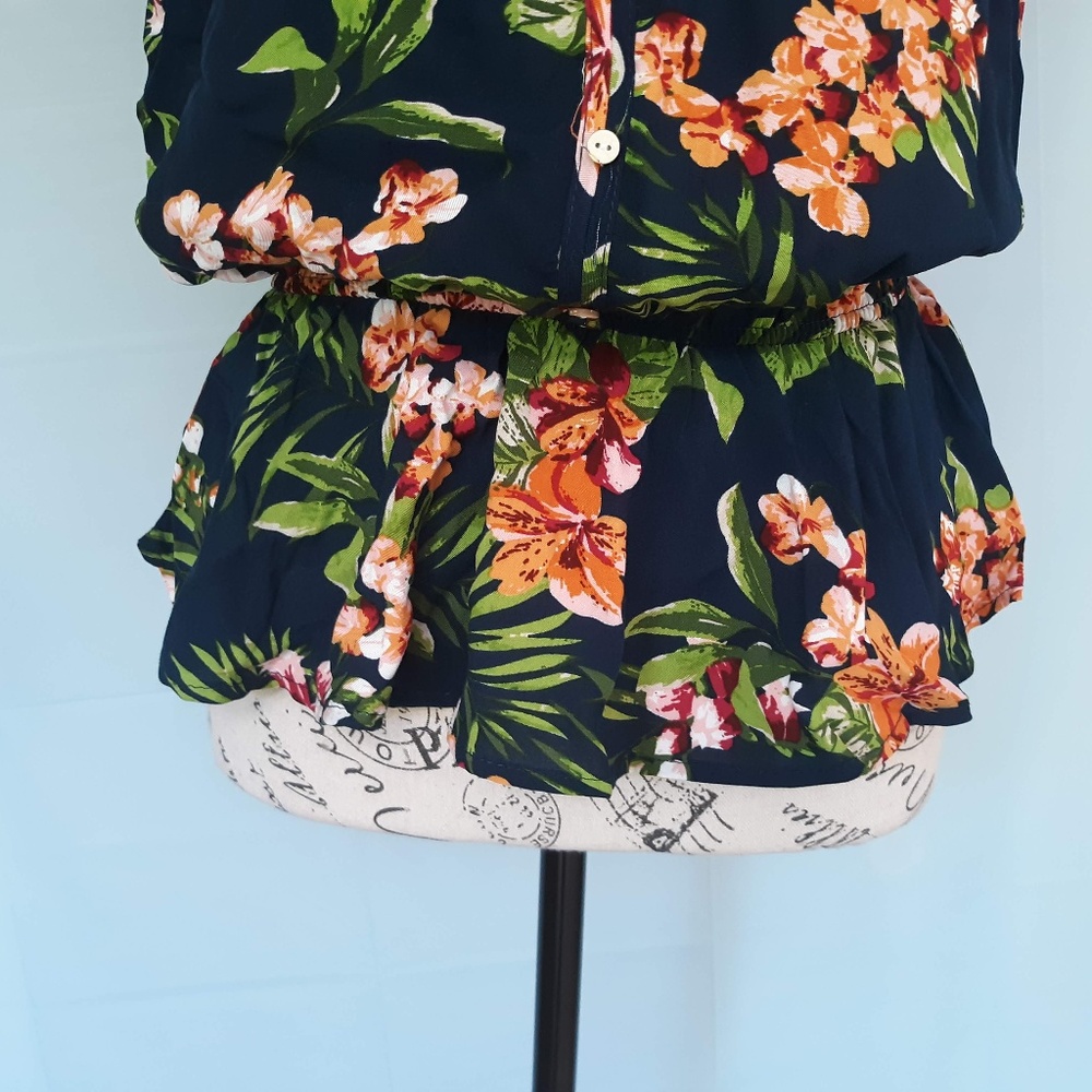 SOLD NWT FLORAL TOP by AMBIANCE - Picture 3 of 5